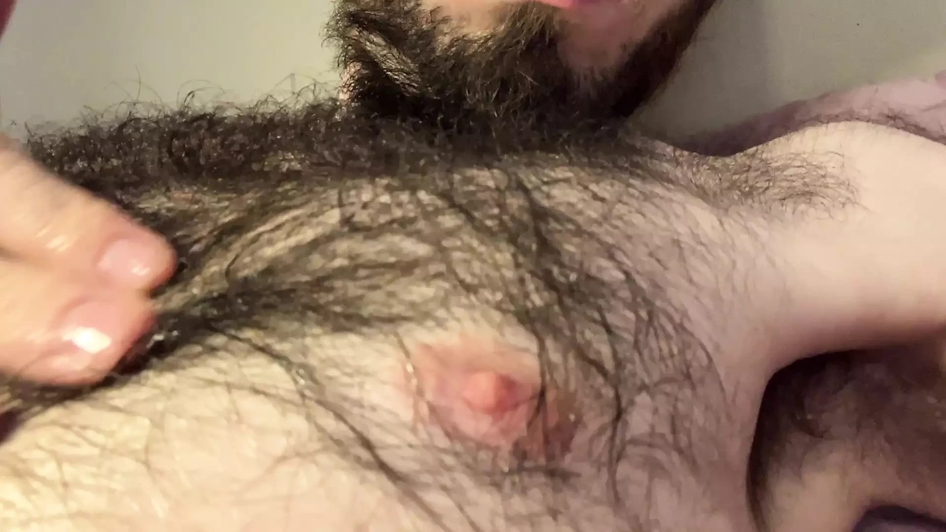 Goteo aceite y juego con mi pecho y pezones muy peludos