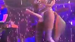 Miley cyrus en topless en el escenario