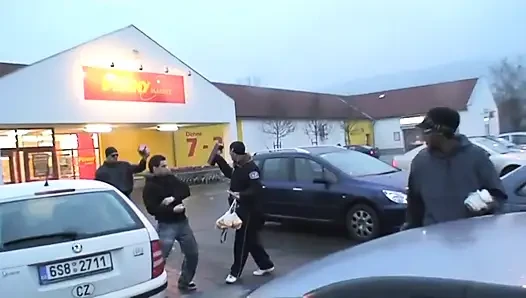 Eine verrückte schlampe nimmt drei große schwänze