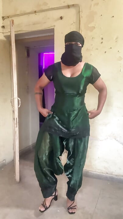 bộ đồ lụa bóng loáng của người chuyển giới mặc salwar desi