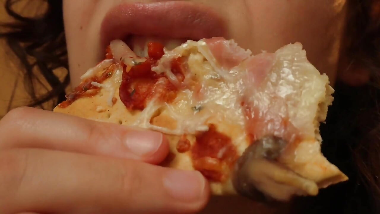 Biraz pizza ve kavun yiyorum çünkü açım ve sen onları yememi izliyorsun çünkü lezzetliler