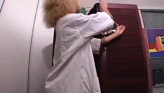 Fransa'dan zenci hemşire sıkı götünü siktiriyor