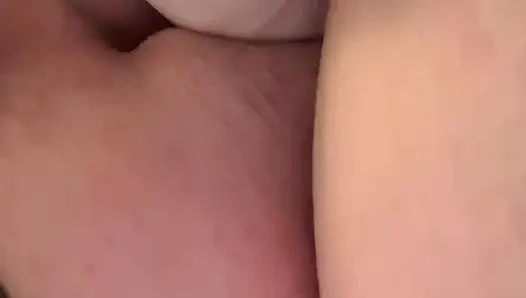 Memek tebal wanita cantik besar memerah dildo tebal yang meregangkan saya.