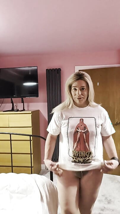 カジュアルなニッキーがベッドでリラックスし、大きな精液を浴びています!