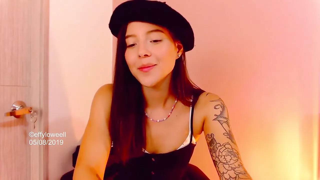 美丽的哥伦比亚女郎，身上有苗条的纹身，在直播时用她的甜美和性感诱惑你