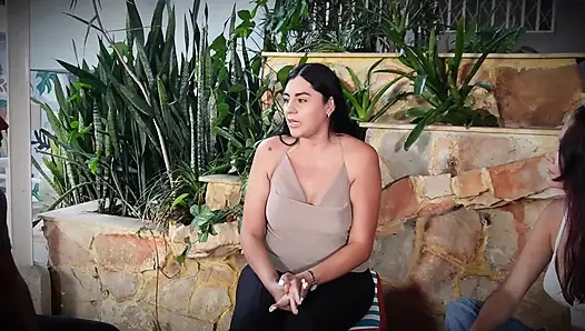 İş görüşmesi kontrolden çıkıyor ve sonunda seks yapıyoruz