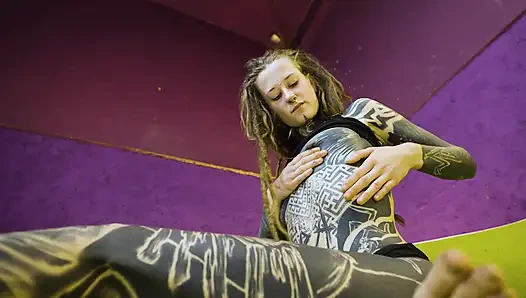 Худенькая девушка растягивает ее вкусную дырку широко раскрытой