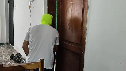 ALDATMALAR!! Üvey anne kocası uzaktayken üvey oğluna onu sikmesi için kendini suçlu hissettiriyor