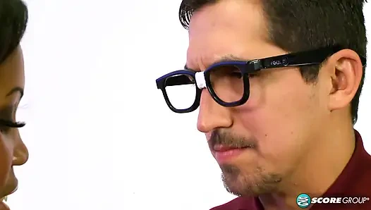 Maserati с огромными сиськами сосет и трахается с мужиком из I T.