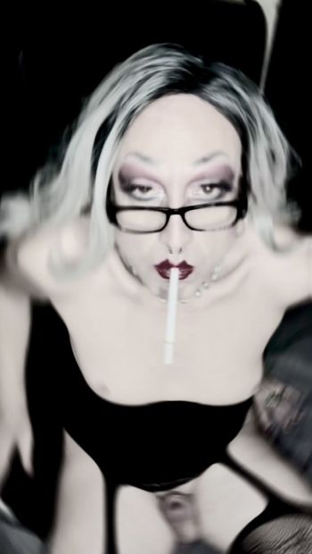 Maîtresse Marilyn est là pour vous séduire et votre fétiche du tabagisme.