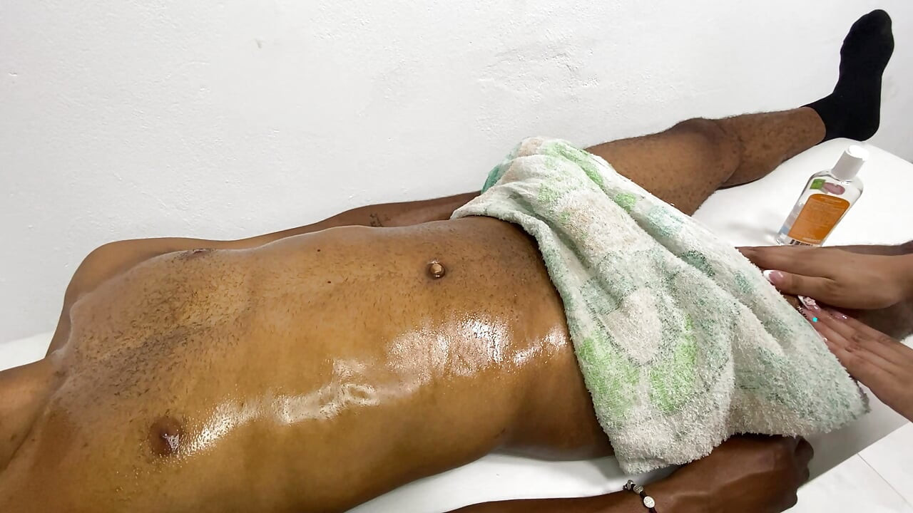 Minha madrasta me deu uma massagem para desstressar e eu acabei levando ela