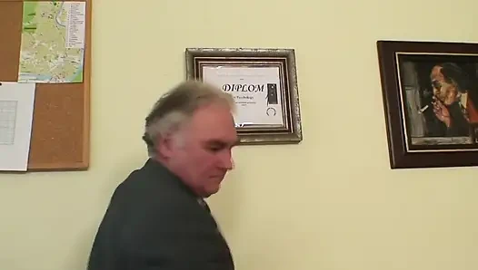 Ältere dreier-szene - 4 brünette teenager ficken mit dem arzt und seiner ehefrau