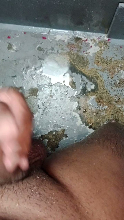 Masturbasi di kamar mandi dengan kontol ukuran besar