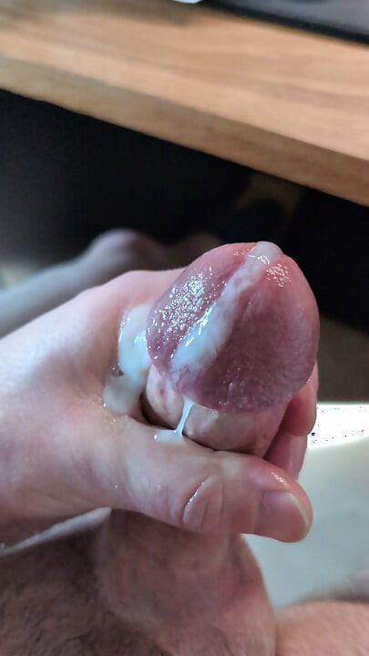 Quick oily wank with thick cum