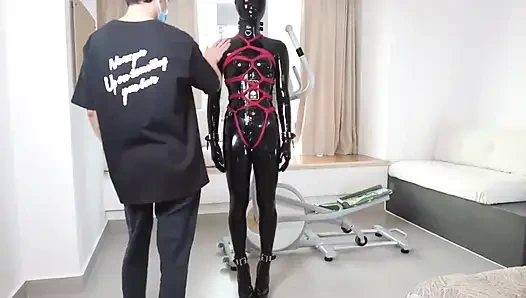 Mz27 - lateksle bağlı bir kız koşu bandında yürüyor