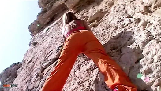 Jenny: горячая испанская крошка раздевается в скалах в любительском видео