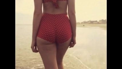 MEZMERIZING ASS ON THE BEACH