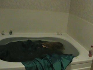 Robe verte dans la baignoire, partie 2