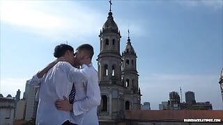 Łaciński twinks na oklep w trójkącie