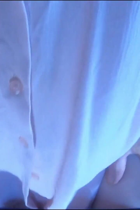 Trans bayan sürtük Daphne pembe dildosunda oturuyor ve bir bardakta mastürbasyon yapıyor