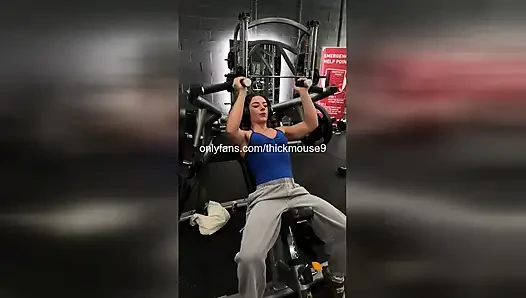 Ups at gym: nggak sengaja nggak sengaja mengekspos memek gadis ini waktu lagi olahraga!