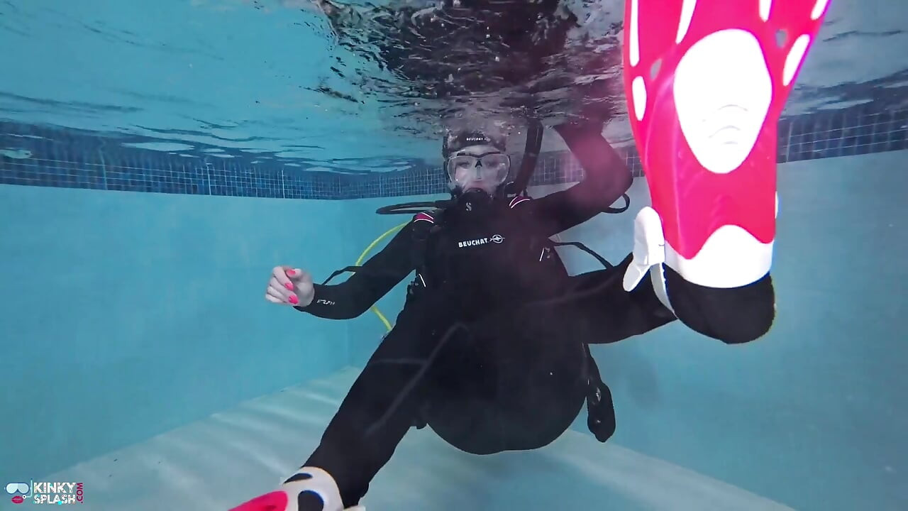 Bubbel retas: JOI under vattnet i full Scuba Gear