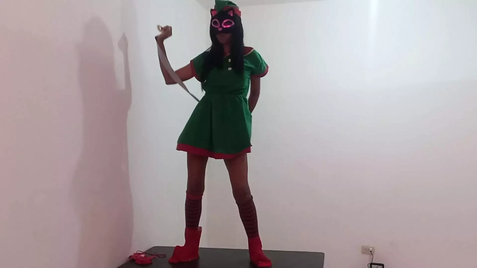 饥渴的黑发印度女孩开始制作自制的圣诞色情片