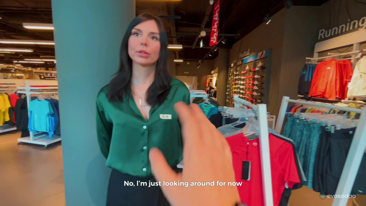 試着室で、店員は彼のペニスを掴んで犯した