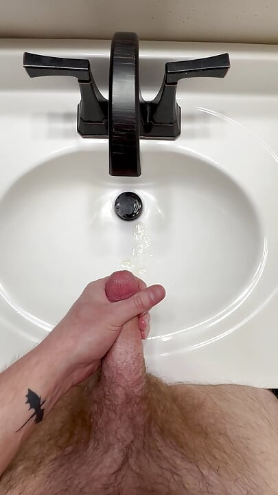 Big boy got too horny jerking his lubed cock and blew too early