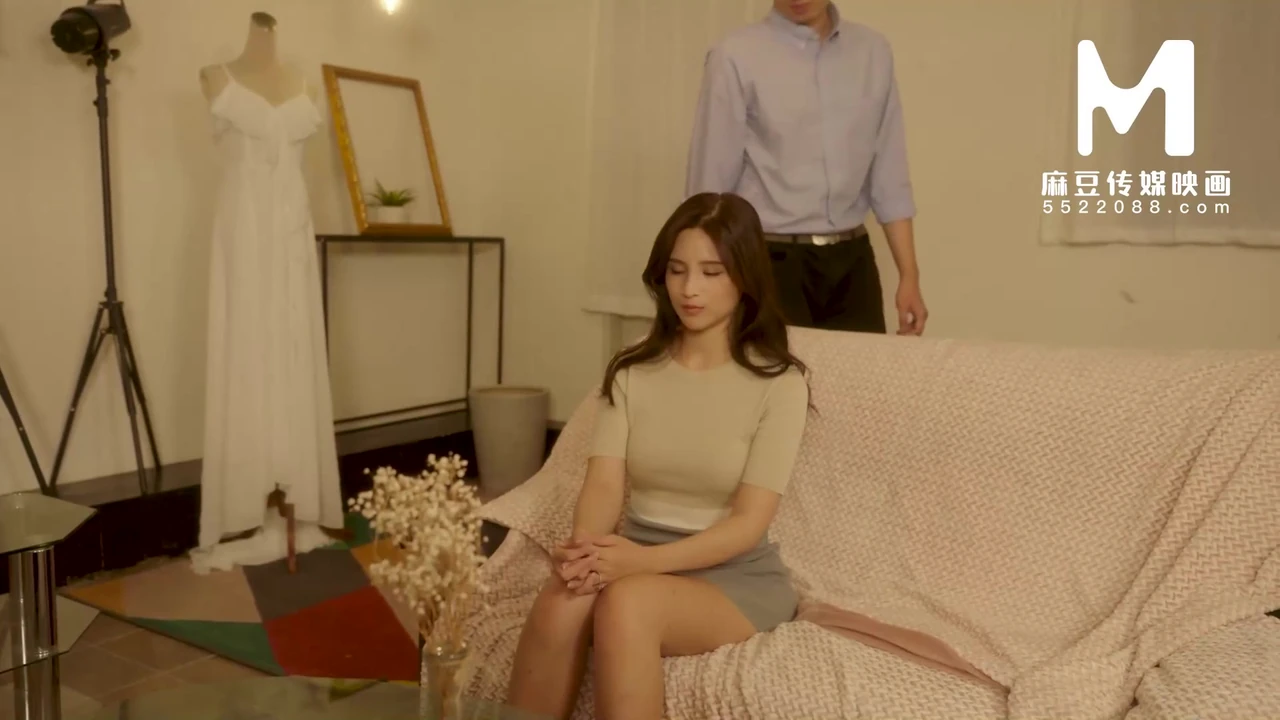 ModelMedia Asia - 웨딩 드레스를 입고 불륜을 저지른 무차별 신부