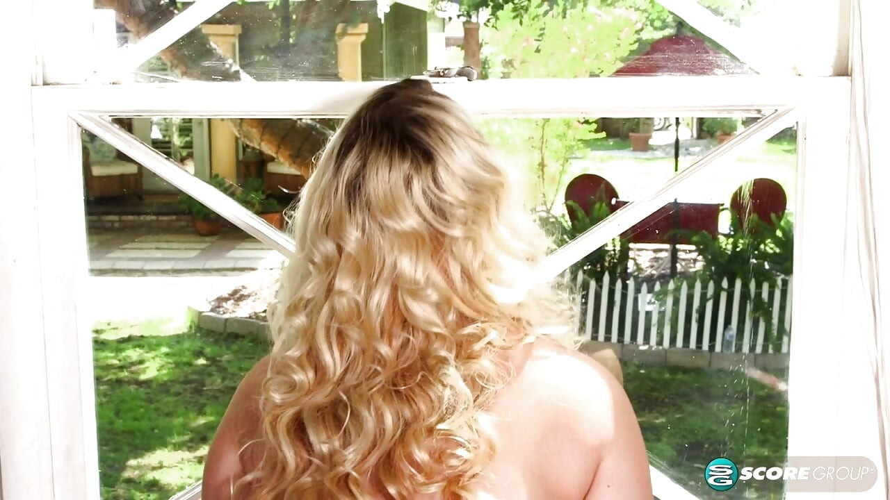 Codi Vore bawi się swoimi dużymi piersiami i bawi się swoją owłosioną cipką