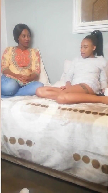 Lesbiene negre sexy cu cur mare care ling o pizdă neagră în agățare în secret | Clip 1