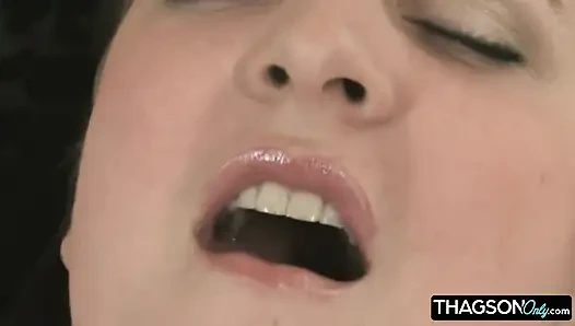 Geile brünette MILF befriedigt sich mit einem vibrator