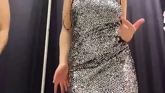 Экстремальная публичная мастурбация русской девушки в торговом центре