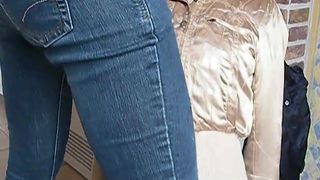 Cara de jeans ejeculando com jaqueta dourada de nylon