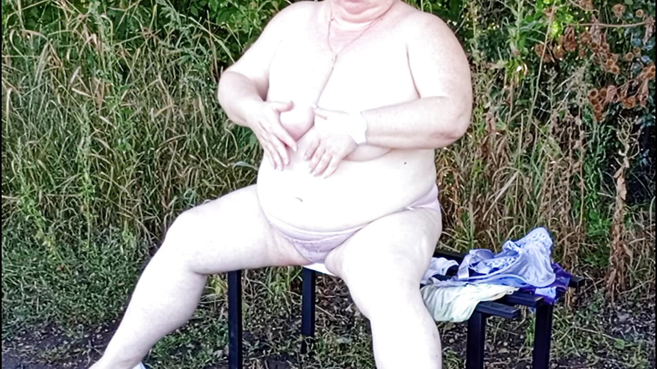 Maćeha u parku se svlači i na klupi
