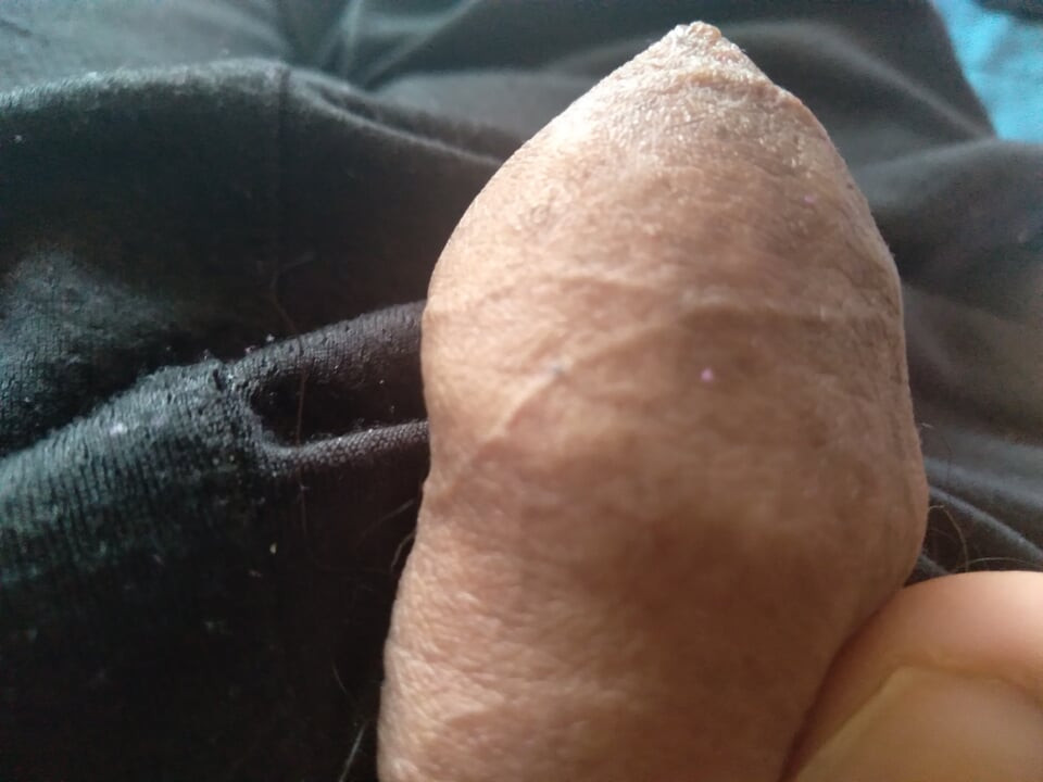 Un bărbat homosexual singuratic își stimulează penisul mare în pat