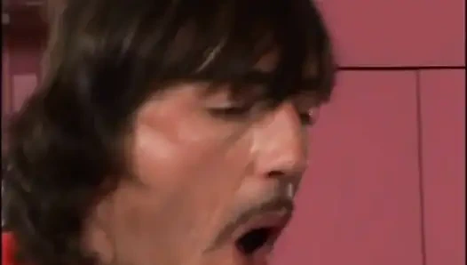 Cewek seksi rambut cokelat ngentot di pub... Crot di mulut