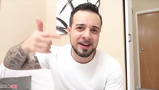 Извращенный кастинг, сексуальную бразильскую девушку с большими сиськами и большой задницей трахает в ее мокрую киску огромный хуище 23 см