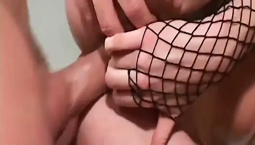 Netzschlampe weit gedehnt im schlampigen anal-gangbang