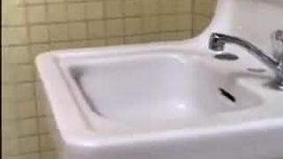 Piscio di piscio in bagno