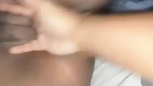 Играет со своей киской