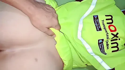 Ojol-Mädchen im Hijab erhält einen Extrabonus von castamer gofood-fulles Video bokep indonesia viral