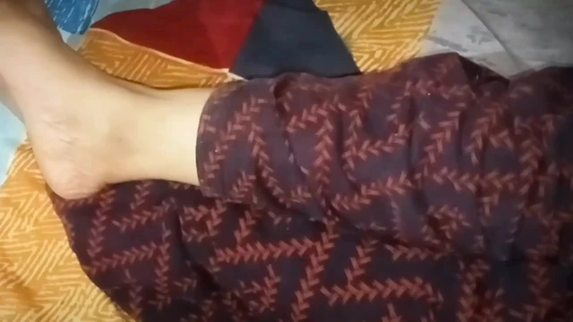 Wife pussy show in home.