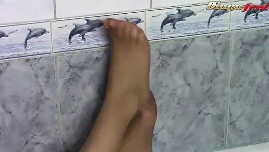 Diana si cewek imut rambut cokelat lagi asik ngusap kaki seksinya