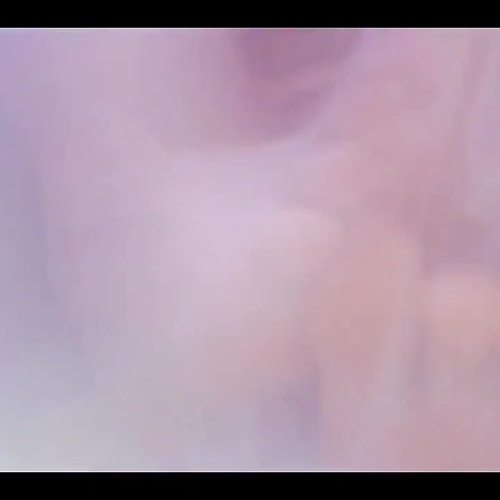 在浴缸里洗我的脚并挠痒痒！