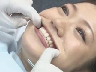 Sperma schluckt in der Zahnarztpraxis