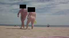 Mr & mrs voyeurist00 在 studland 裸体主义者海滩上，frizbeeing