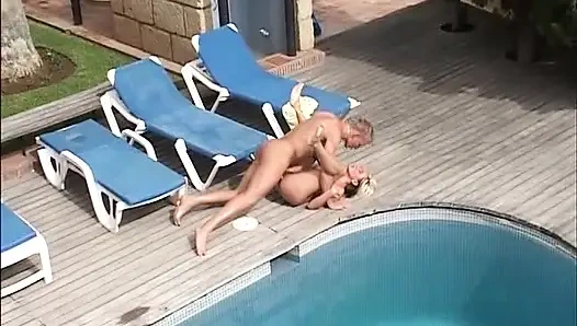 Klitoris mewah dengan seks liar di luar ruangan