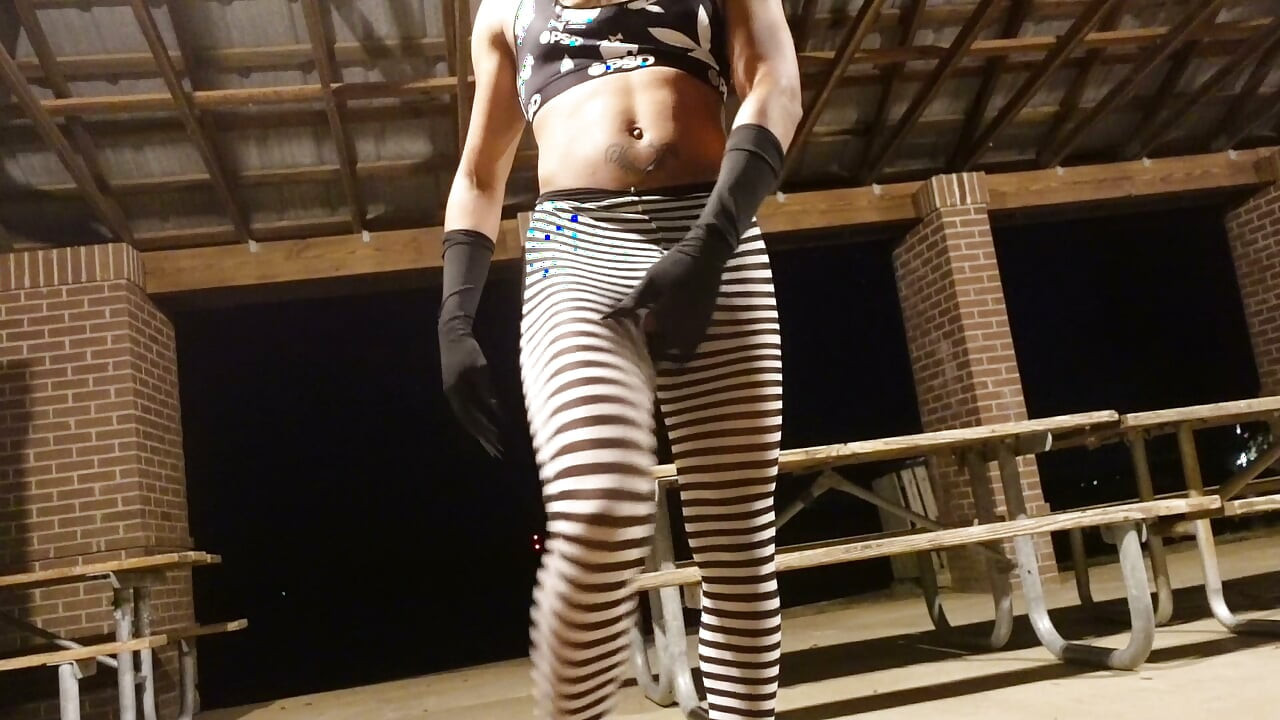 Halloween különkiadás: Femboy Momo olajozott buborékseggét rázza